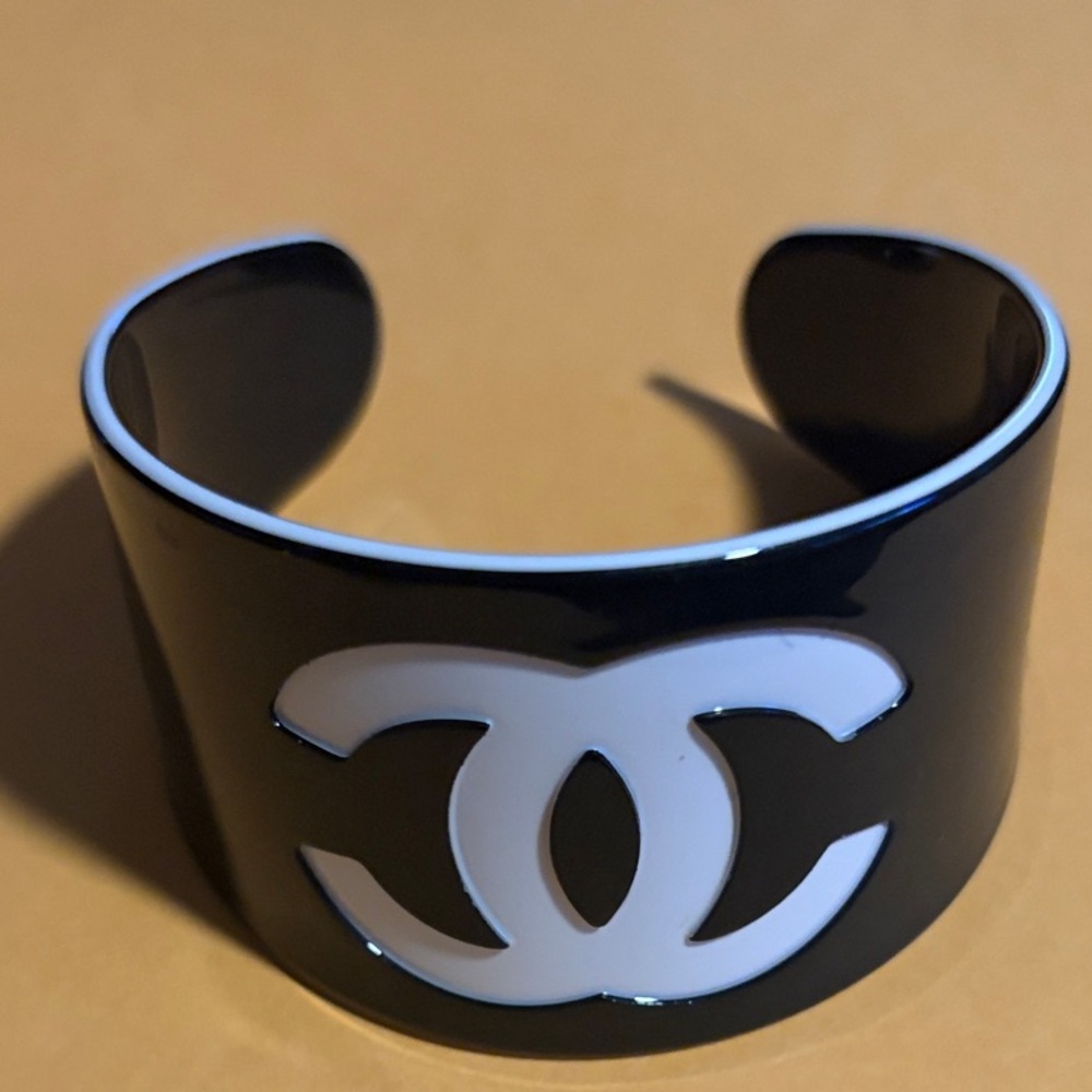 🖤🤍 CC 🤜🏼 Cuff🫸🏼 - 🆕 - Picture 2 of 7